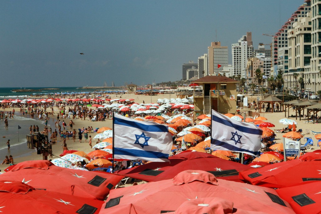 La playa de Tel Aviv decorada de banderas israelíes