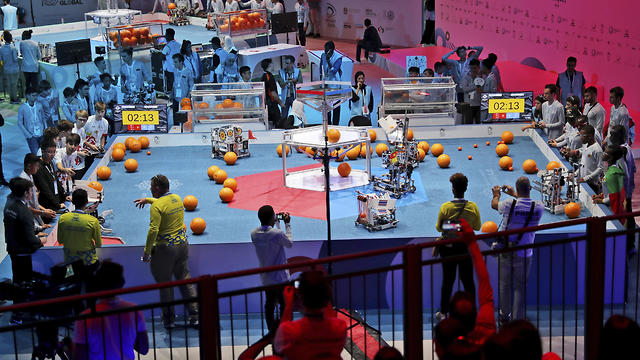 Los equipos compiten durante el FIRST Global Challenge, una competencia de robótica e inteligencia artificial en Dubai, Emiratos Árabes Unidos 