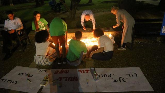 Manifestantes encienden velas en recuerdo a Rabin