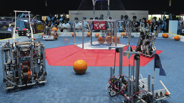 Los equipos compiten durante el FIRST Global Challenge, una competencia de robótica e inteligencia artificial en Dubai, Emiratos Árabes Unidos