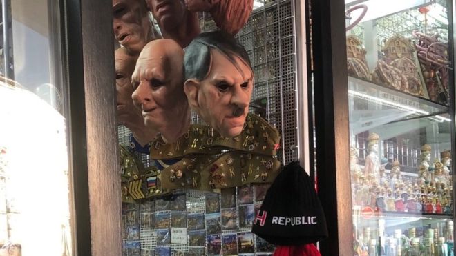 Máscara de Hitler en una tienda de Praga 