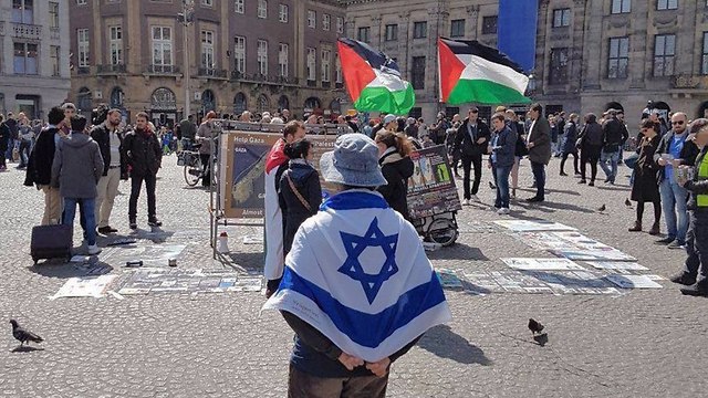 Un manifestante proisraelí frente a una protesta del BDS.