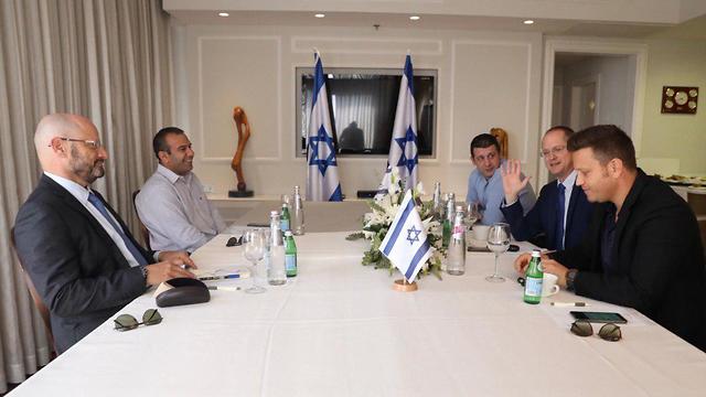 Los equipos negociadores de Kajol Laban e Yisrael Beteinu anunciaron avances 
