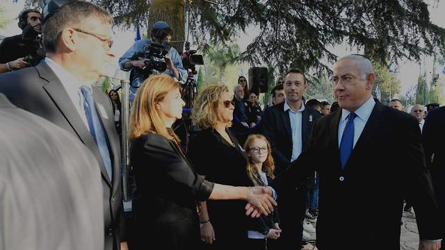 Netanyahu saluda a Dalia Rabin, la hija del exprimer ministro asesinado en 1994