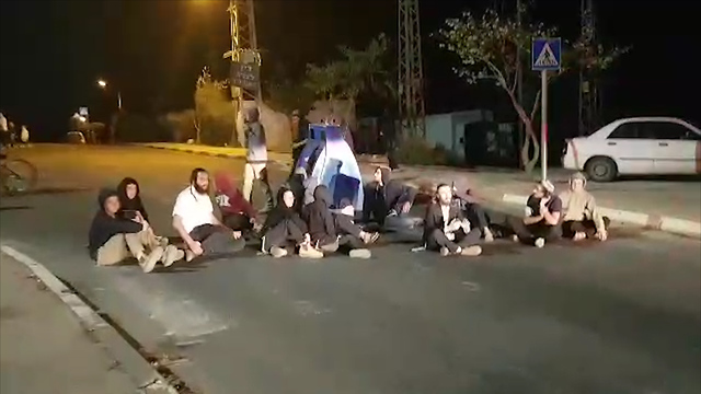 Manifestantes en Yitzar bloquean la carretera