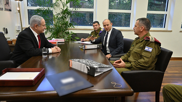 El nuevo ministro de Defensa, Naftali Benett, se reunió con Netanyahu y el jefe de las FDI, Aviv Kojavi 