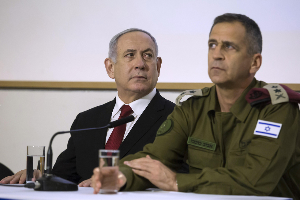 Netanyahu y el jefe de las FDI, Aviv Kojavi, durante una conferencia de prensa