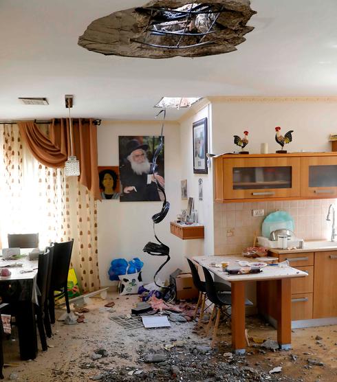 Daños causados por el cohete lanzado desde Gaza en una casa en Netivot