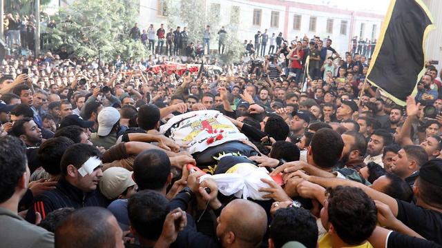 Palestinos trasladan el cuerpo de Baha Abu al-Ata