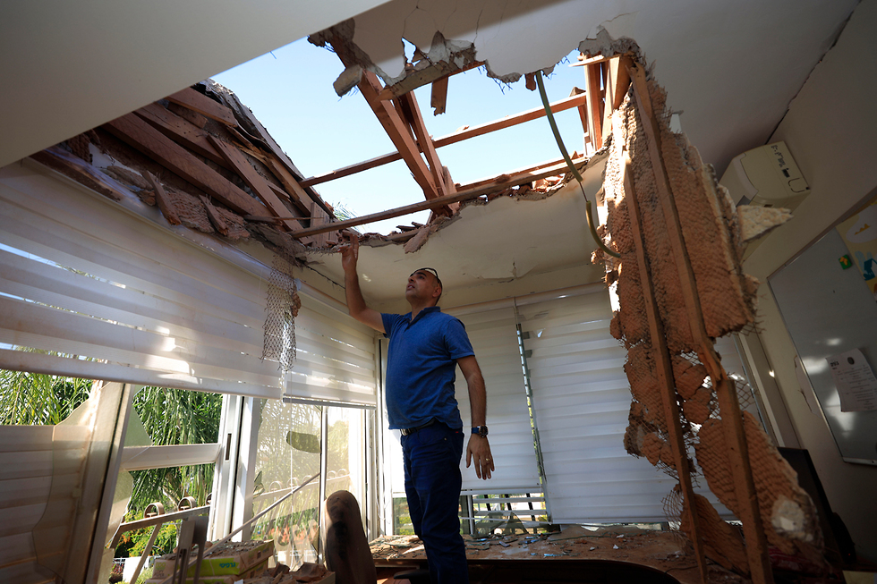 Destrozos en una casa de Sderot por la caída de un cohete lanzado desde Gaza