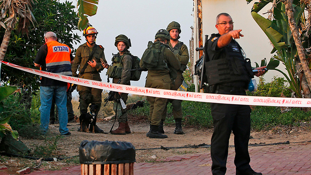 Lugar del impacto de un cohete que hirió a una mujer en Ashkelon ayer