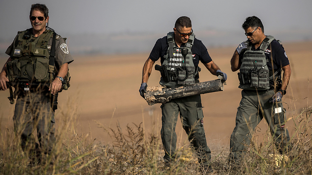 Las fuerzas de seguridad retiran los restos de un cohete cerca de la frontera de Gaza
