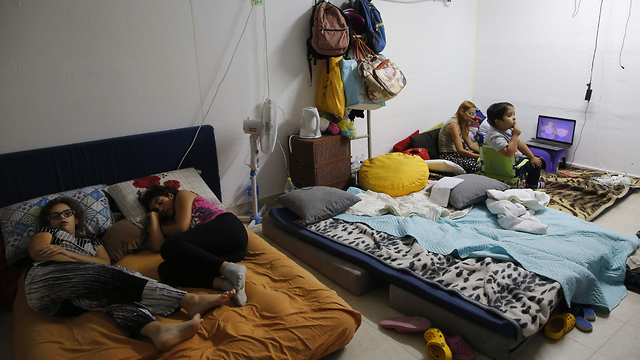 Muchos residentes del sur abandonan sus hogares para permanecer en los refugios durante los ataques desde Gaza
