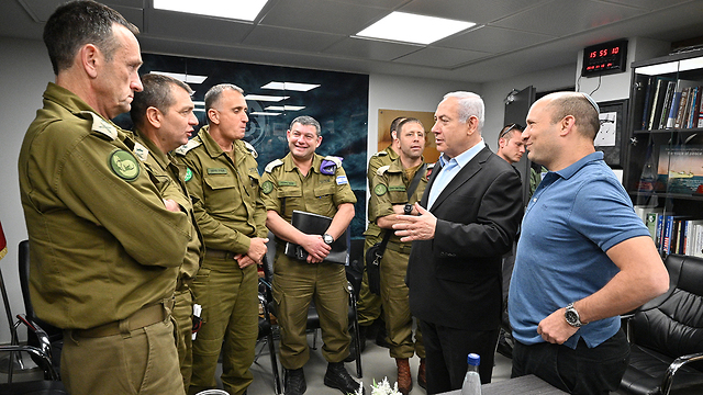 El primer ministro Benjamín Netanyahu y el ministro de Defensa Naftali Bennett se reúnen con altos funcionarios de las FDI sobre la situación en Gaza 