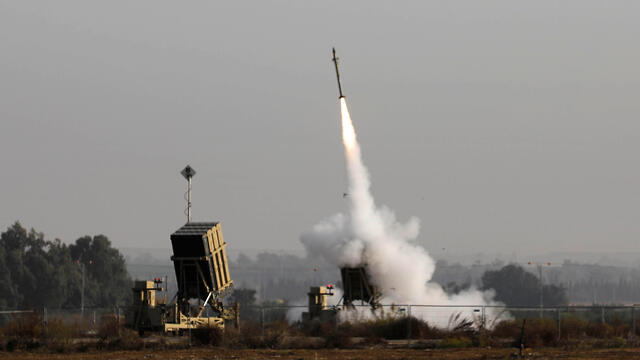 Soldados de las FDI operan Iron Dome cerca de la frontera de Gaza 