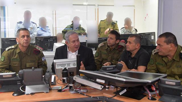 Jefe de las FDI, Aviv Kohavi, Primer Ministro Benjamin Netanyahu y Director de Shin Bet Nadav Argaman (en negro) durante el ataque aéreo que mató a Baha Abu al-Ata 