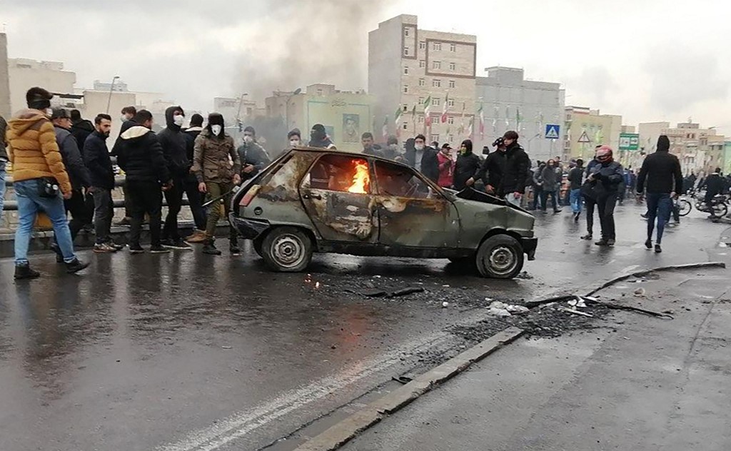 Protestas en Irán contra la subida en los costos del combustible 