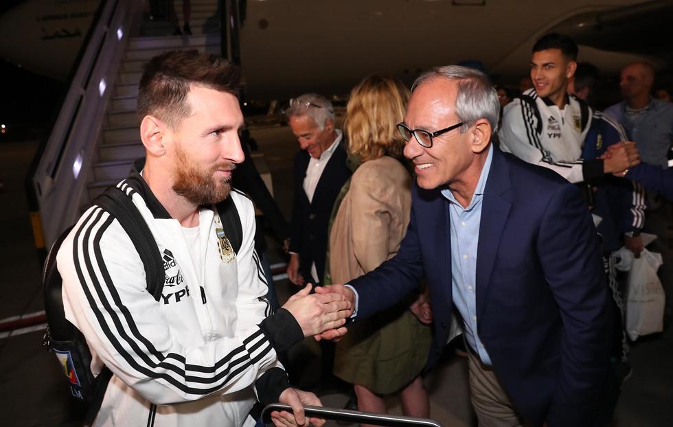 Messi, tras bajar del avión. 