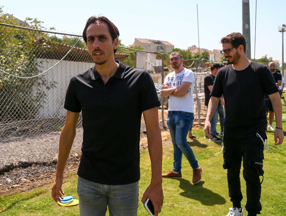 El exfutbolista israelí Iosi Benayoun colaboró para convencer a los futbolistas que jueguen en Israel