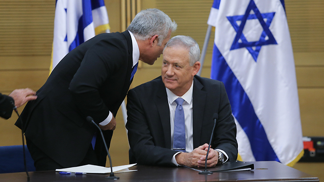 Gantz y Lapid durante la reunión partidaria de Kajol Labán