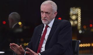 El líder laborista Jeremy Corbyn habla con Andrew Neil de la BBC 