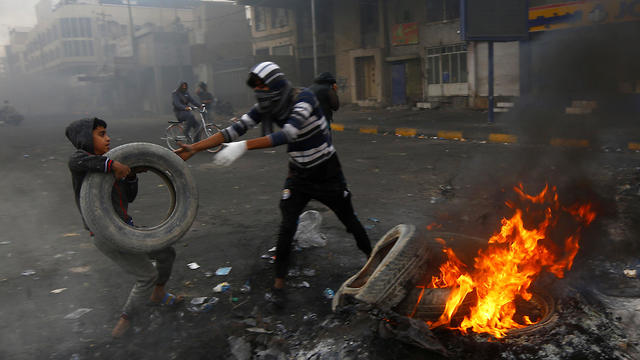 Manifestantes prenden fuego neumáticos en Najaf