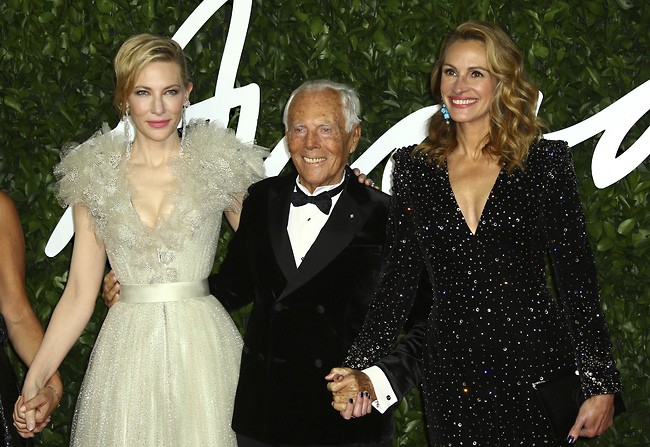 Giorgio Armani junto a Julia Roberts y Cate Blanchett 
