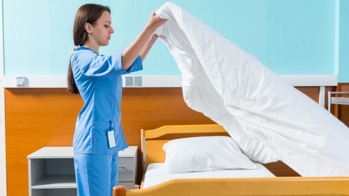Las sábanas de los hospitales y las batas de los pacientes son una de las principales vías de contagio de bacterias peligrosas. 