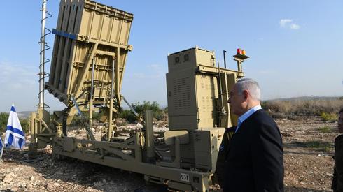 El primer ministro Netanyahu junto a la "Cúpula de Hierro" 