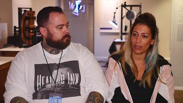 Leah Gavish Georgy, sobreviviente del terror, y el tatuador Russ Abbott 