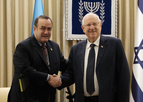Alejandro Giamattei, presidente de Guatemala, estrecha la mano del presidente israelí Reuven Rivlin en diciembre de 2019. 