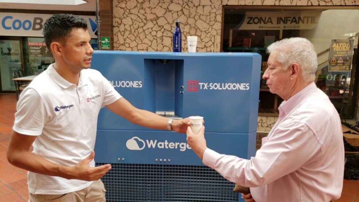 El dispositivo Watergen GEN-M ya se usa en el noreste de Colombia para transformar aire en agua potable. 