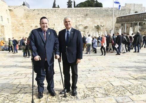 El Dr. Alejandro Giammattei junto al embajador israelí, Mattanya Cohen, en el Muro de los Lamentos 