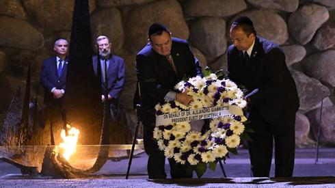 El Dr. Alejandro Giammattei depositó una ofrenda floral en el Museo Yad Vashem 