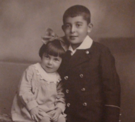 Isaac Borojovich junto a su pequeña hermana 