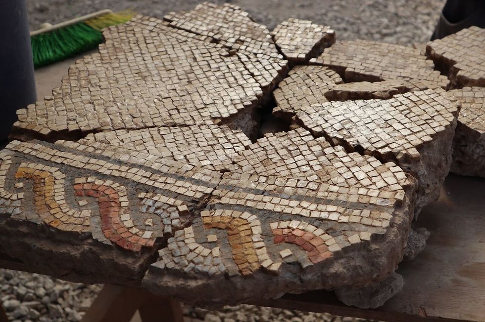 Mosaico de mármol utilizado como piso en la antigua iglesia
