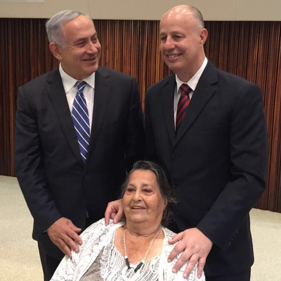 Tzaji Hanegbi y Benjamín Netanyahu con Geula Cohen