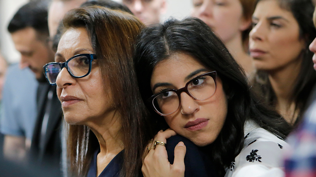 Yafa Issachar y su hija Liad en el tribunal ruso 