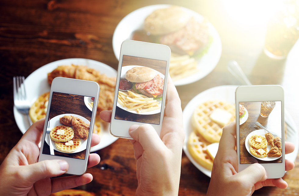 Sacar fotos impide comer en forma automática y espontánea. Se debe pensar antes de de comer. 