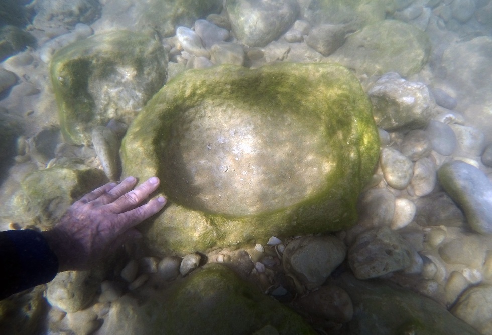 Un tazón de piedra encontrado en el sitio  