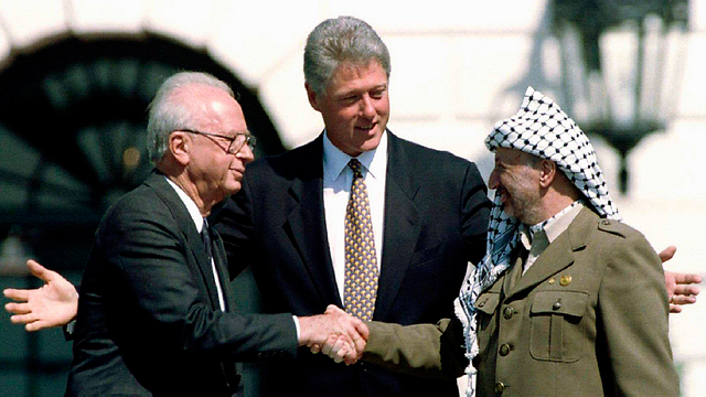 Rabin estrecha la mano de Arafat ante la mirada de Bill Clinton durante los Acuerdos de Oslo de 1993