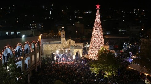 El gran árbol de navidad en Nazaret 