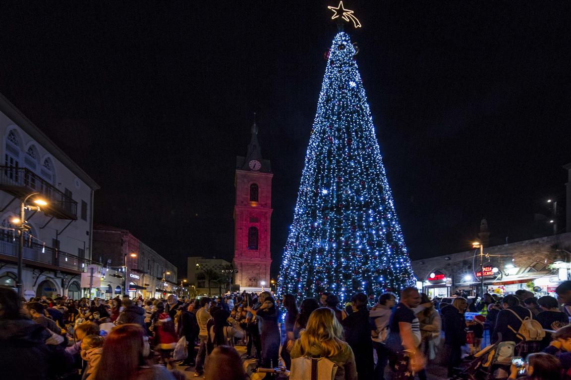 El árbol de navidad cerca de la Torre del Reloj de Jaffa 