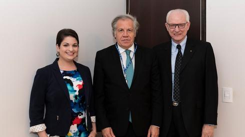Sienna Girgenti (asistente política de B'nai B'rith Internacional), Luis Almagro (secretario general de la OEA) y Eduardo Kohn 