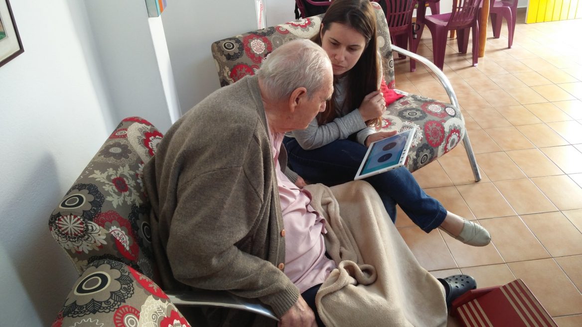 Un hombre en Brasil prueba el chatbot israelí Clara para el diagnóstico temprano de Alzheimer. 