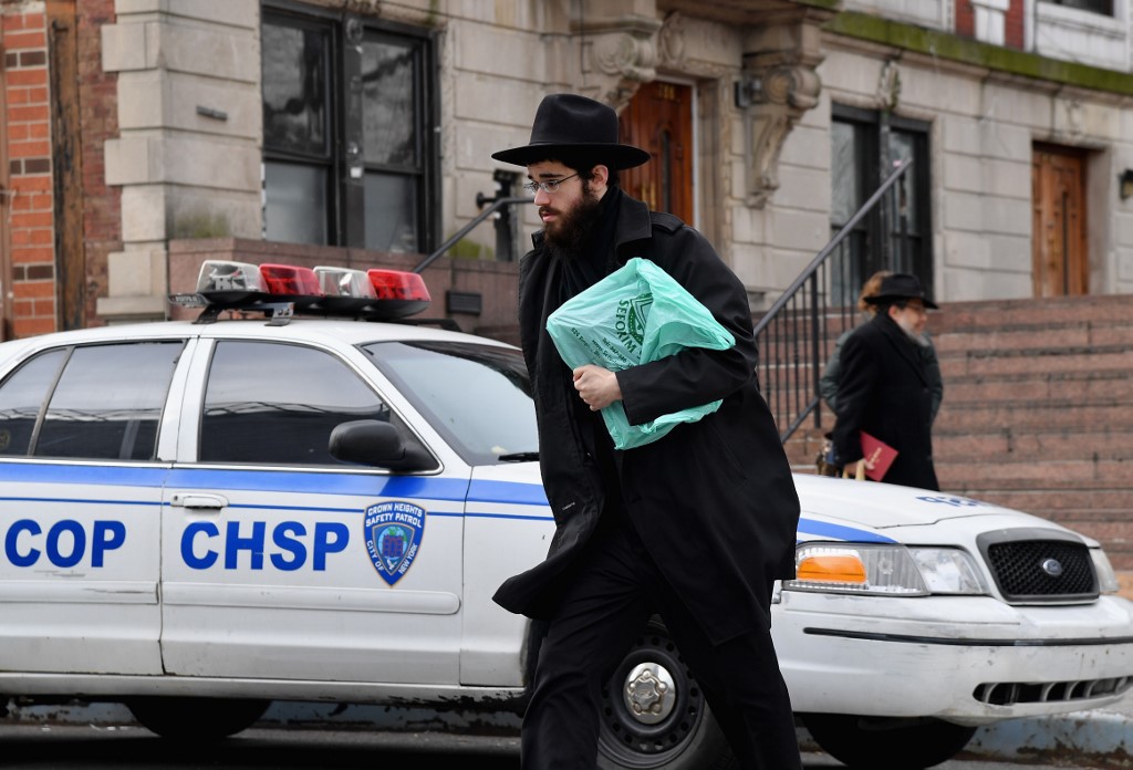 Judío ortodoxos caminan por las calles de Crown Heights, en Blooklyn 