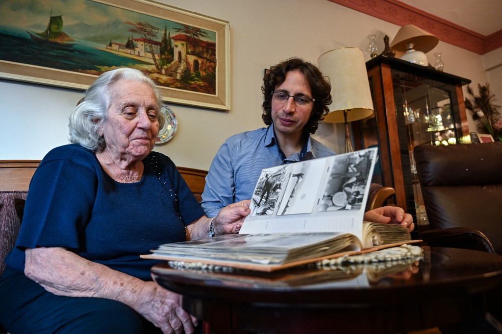 Can Evrensel Rodrik con su abuela Dora Beraha, quien le enseñó el idioma 