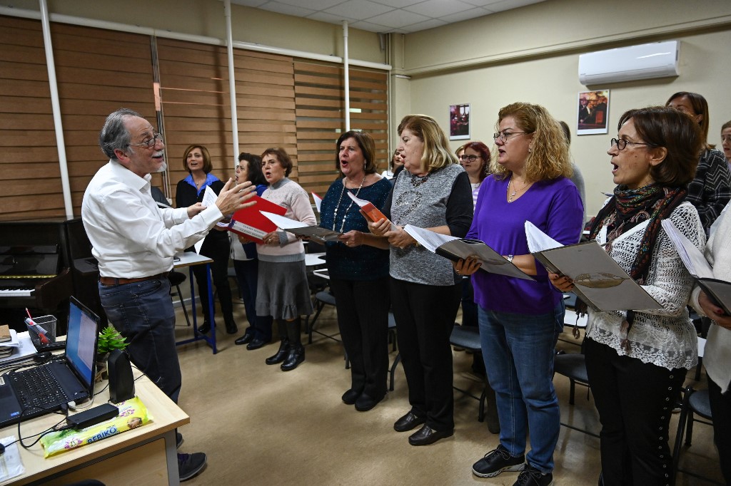 Miembros del coro que canta en judeoespañol 