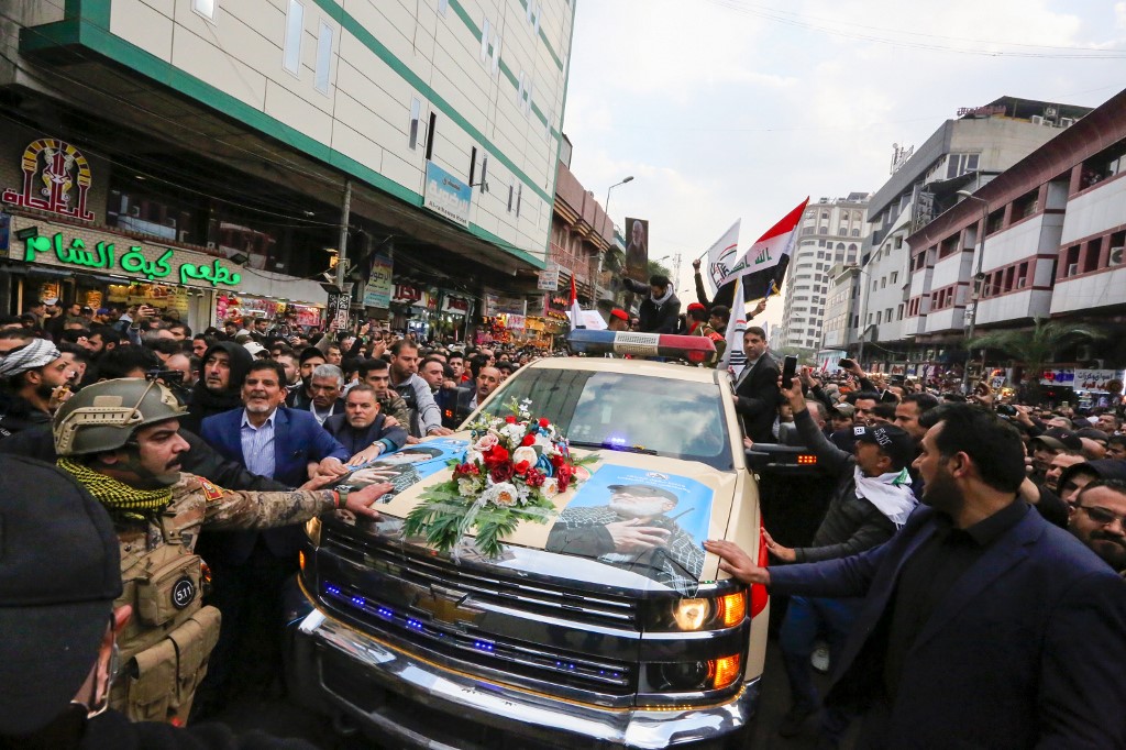 Miles de iraquíes participaron del funeral de Soleimani y Abu Mehdi Al Muhandis 