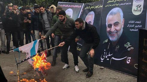 Los palestinos en la ciudad de Gaza incendiaron banderas estadounidenses e israelíes mientras lloran al general iraní Qasem Soleimani 
